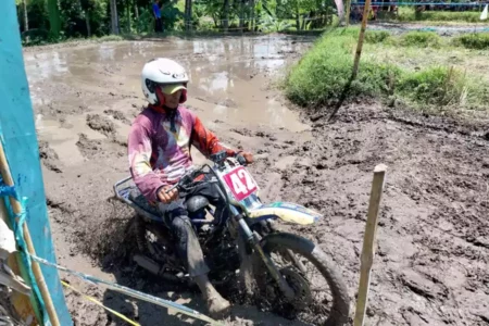 Keunikan Para Pemanol Gabah Ikuti Balapan Sepeda Motor di Lahan Persawahan Foto BeritaJatim.com