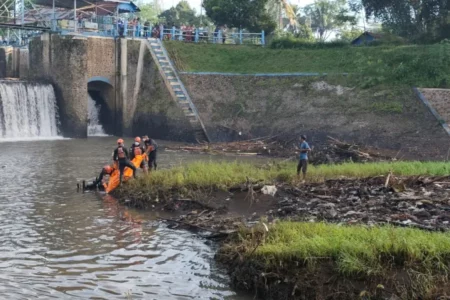 Mayat Pria Tanpa Identitas Mengambang di Sungai Bondoyudo Lumajang Foto BeritaJatim.com
