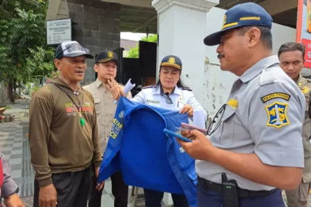 Dishub Surabaya Tertibkan 18 Jukir Liar di Depan Toko Modern Foto BeritaJatim.com
