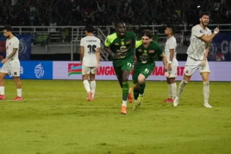 Paul Munster Beri Libur Relaksasi Pemain Persebaya Jelang Derbi Lawan Arema FC Foto BeritaJatim.com