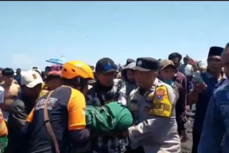 Satu Wisatawan Terseret Ombak di Pantai Bambang Lumajang Ditemukan Foto BeritaJatim.com