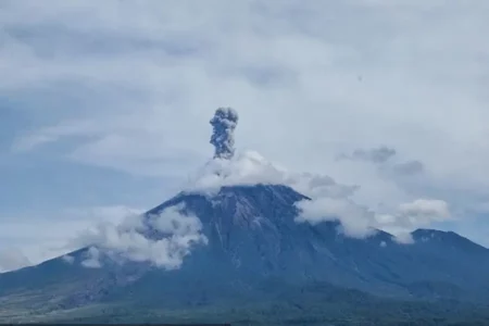 Gunung Semeru Erupsi Lima Kali dalam Sehari, Warga Lumajang Diimbau Waspada Foto BeritaJatim.com