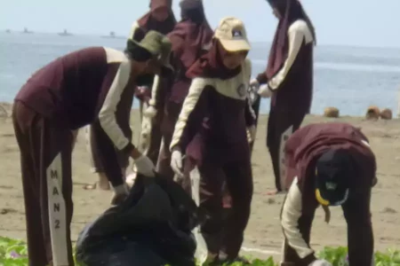 Satu Dump Truk Sampah Plastik Dikumpulkan Pelajar saat Beach Clean Up di Pantai Gemah Tulungagung Foto BeritaJatim.com
