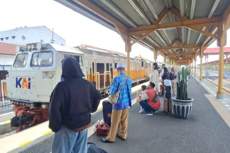 KAI Catat 3.054 Penumpang di Stasiun Mojokerto Saat Lebaran 2025 Foto BeritaJatim.com