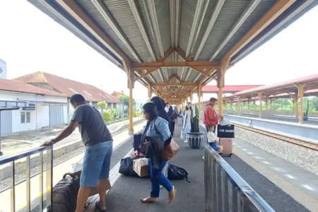 Hari Pertama Kerja Usai Lebaran, Stasiun Mojokerto Masih Ramai Penumpang KA Foto BeritaJatim.com