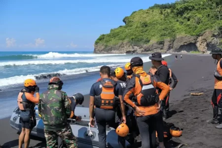 Operasi Pencarian Dihentikan, Korban Terseret Ombak Pantai Bambang Lumajang Belum Ditemukan Foto BeritaJatim.com