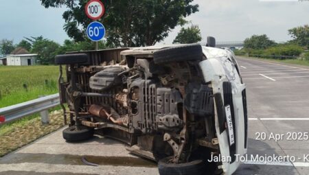 Kecelakaan Tunggal di Tol Jombang-Mojokerto, Dua Orang Terluka Foto BeritaJatim.com