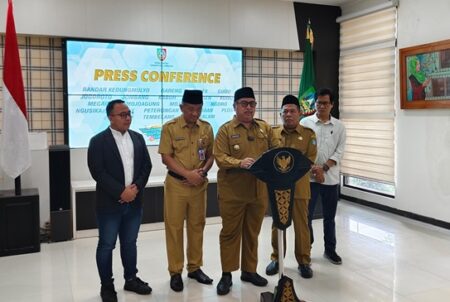 Hari Pertama Usai Cuti Lebaran, Bupati Jombang Beber Capaian 100 Hari Kerja Foto BeritaJatim.com
