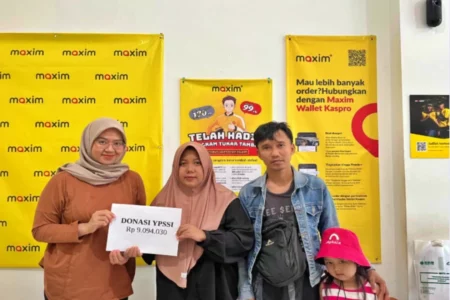 YPSSI Salurkan Santunan Rp9 Juta kepada Pengguna Maxim Korban Kecelakaan di Surabaya Foto BeritaJatim.com