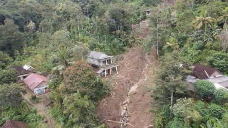 Polisi Libatkan Anjing Pelacak Cari Korban Longsor di Trenggalek Foto BeritaJatim.com
