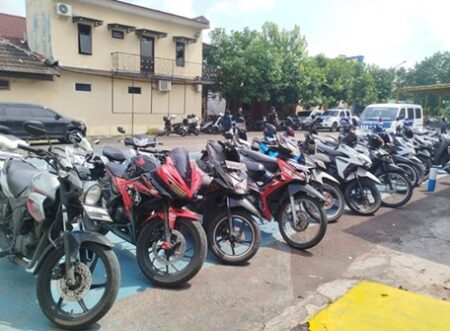 Razia Kendaraan Bodong, Polres Bangkalan Amankan 22 Motor di Pintu Masuk Suramadu Foto BeritaJatim.com