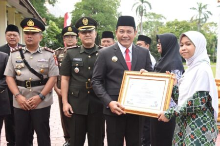 Hari Pendidikan Nasional, Guru dan Siswa Sidoarjo Dapatkan Penghargaan Foto BeritaJatim.com