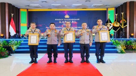 Polda Jatim Raih 3 Penghargaan, Juara 1 Tingkat Nasional di Rakernis SDM Polri 2025 Foto BeritaJatim.com