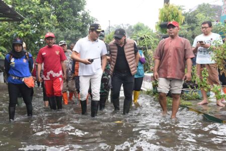 Sidak Banjir, Bupati H. Subandi Siapkan Pompa dan Bangun Kisdam Serta Bagi-bagi Paket Sembako Foto BeritaJatim.com