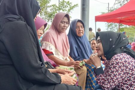 Bagi-bagi Makanan dan Minuman Gratis, Wabup Sidoarjo Borong Pentol dan Susu Kemasan Foto BeritaJatim.com