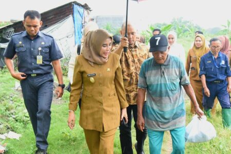 Tersentuh dan Miris: Wabup Sidoarjo Relokasi Mbah Tasriban dari Gubuk Dekat Lumpur Lapindo Foto BeritaJatim.com
