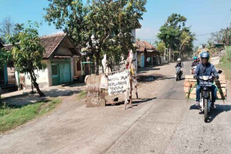 Jalan Rusak Parah di Jalur Wisata Ngopak–Banyu Biru, Warga Pasuruan Desak Pemerintah Bertindak Foto BeritaJatim.com