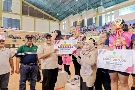 Kompetisi Bola Voli Antar SMP di Pasuruan, Ini Harapan Bupati Rusdi Sutejo Foto BeritaJatim.com