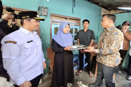 Menteri Wihaji Tinjau Langsung Distribusi MBG untuk Bumil, Busui dan Balita di Kota Pasuruan Foto BeritaJatim.com