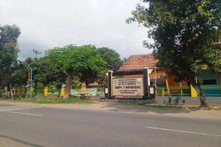 Nekat! Meski Dilarang Bupati, SMPN 1 Winongan Diduga Tetap Gelar Study Tour ke Bali Foto BeritaJatim.com