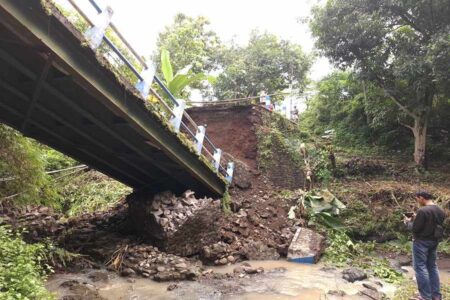 Jembatan Penghubung Antar Kecamatan di Pasuruan Ambrol, Warga Terpaksa Putar Lebih Jauh Foto BeritaJatim.com