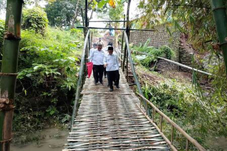 Warga Karangjati Bangun Jembatan Darurat, Wabup Pasuruan Beri Apresiasi Foto BeritaJatim.com