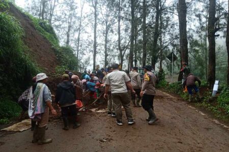 Jalan ke Gunung Bromo Tertutup Longsor, Tim Gabungan Masih Lakukan Pembersihan Foto BeritaJatim.com