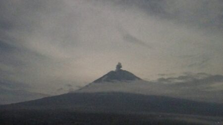 Sabtu Malam, Gunung Semeru Kembali Erupsi Luncurkan Kolom Abu Sejauh 700 Meter Foto BeritaJatim.com