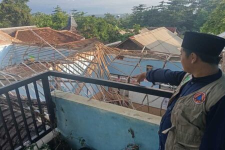Atap SDN Petung III Pasrepan Ambruk Diterjang Hujan Deras, Dua Ruang Kelas Rusak Parah Foto BeritaJatim.com