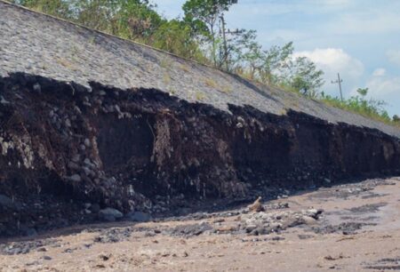Pemkab Lumajang Tetapkan Status Tanggap Darurat 90 Hari Akibat Tanggul Penahan Lahar Semeru Rusak Foto BeritaJatim.com