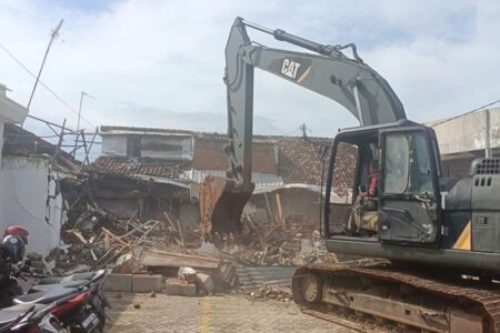 Kembalikan Fungsi Trotoar: KAI dan Pemkot Pasuruan Tertibkan Pedagang Sekitar Stasiun Foto BeritaJatim.com