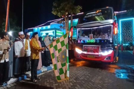 Pemkot Probolinggo Resmi Berangkatkan 214 Calon Jemaah Haji Tahun 2025 Foto BeritaJatim.com