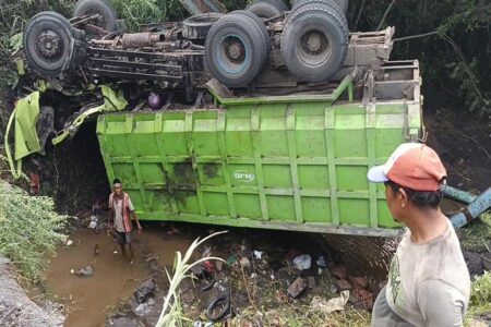 Dump Truk Tabrak Grand Max dan Motor di Malasan Probolinggo, 4 Meninggal Foto BeritaJatim.com