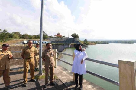 Jaga Stabilitas Pengairan Saat Kemarau, Bupati Ipuk Tinjau Waduk Bajulmati Foto BeritaJatim.com
