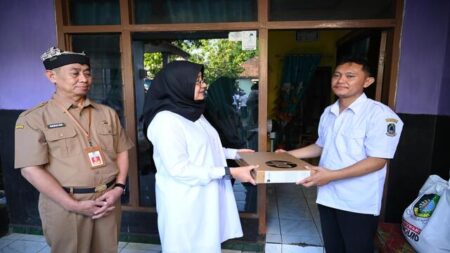 Ipuk Apresiasi Guru Muda yang Entaskan Anak Putus Sekolah di Pelosok Banyuwangi Foto BeritaJatim.com