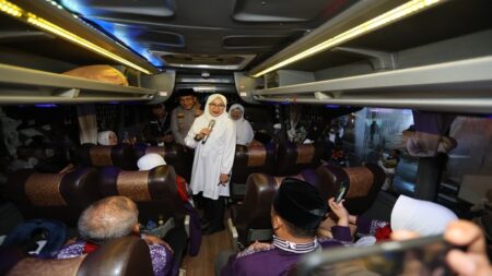 Bupati Ipuk Lepas Keberangkatan 752 CJH Banyuwangi ke Asrama Sukolilo, Ini Pesannya! Foto BeritaJatim.com