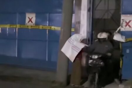 Viral! Karyawan CV Sentosa Seal Masih Beraktivitas di Gudang Disegel Pemkot Surabaya Foto BeritaJatim.com
