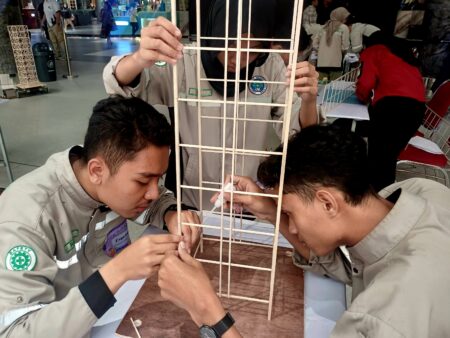 Final Earthquake Resistant Design Competition PCE 2025, Mahasiswa Unjuk Inovasi Bangunan Tahan Gempa Foto BeritaJatim.com