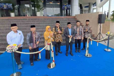 Menko PMK Resmikan Gedung Baru UT Surabaya dan Sentra Layanan di Pesantren Foto BeritaJatim.com
