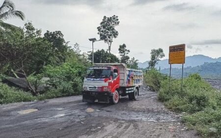 Warga Lumajang Kepung Mobil Polisi, Ini Alasannya Foto BeritaJatim.com