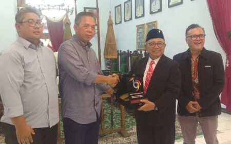 Sumbang 30 Persen Telur Nasional, Bupati Blitar Raih Beritajatim Award Foto BeritaJatim.com