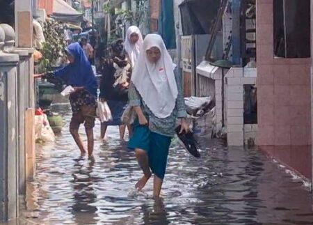 Banjir Rob Wilayah Pesisir Surabaya, Warga Berharap Pemerintah Membantu Foto BeritaJatim.com