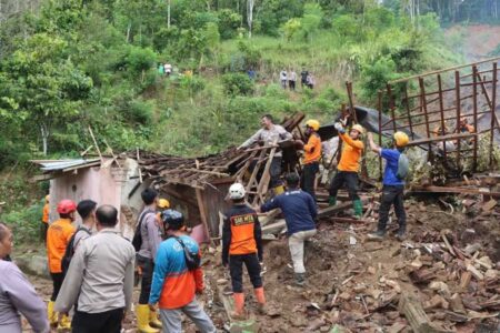 Hari Keempat Pencarian, Dua Korban Longsor di Trenggalek Ditemukan Meninggal Foto BeritaJatim.com