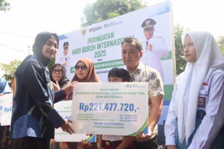 Hari Buruh 2025, Wali Kota Kediri Serahkan Santunan Rp872 Juta Foto BeritaJatim.com