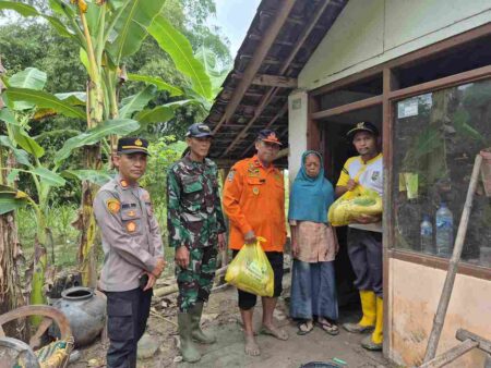 Banjir di Tuban Berangsur Surut, BPBD Tuban Salurkan Bantuan Sembako Foto BeritaJatim.com