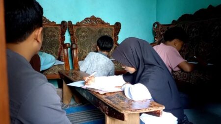 Terdampak Longsor Trenggalek, 5 Siswa Ikuti UAS di Rumah Warga Foto BeritaJatim.com