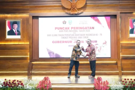Bank Jatim Raih Penghargaan Penguatan UMKM dari PWI Jatim di HPN 2025 Foto BeritaJatim.com