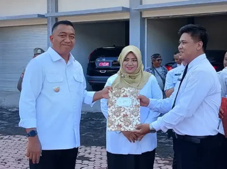 Bupati Situbondo Serahkan 455 SK CPNS dan PPPK, 5.200 Orang Tunggu Giliran Foto BeritaJatim.com