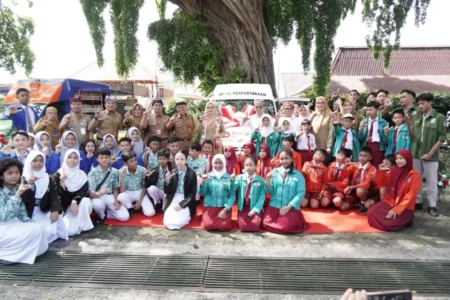Bank Jatim Salurkan CSR untuk Banyuwangi: Bedah Rumah, Mobil Perpustakaan, dan Tempat Sampah Foto BeritaJatim.com