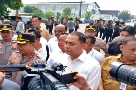 Walikota Surabaya Dilaporkan ke Ombudsman oleh Pemilik CV Sentoso Seal Foto BeritaJatim.com